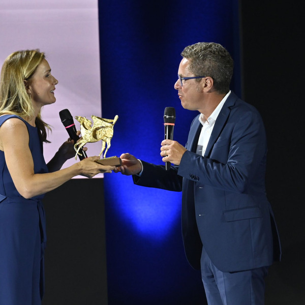 Lucia Mascino Riceve Il Pegaso D&#039;oro Da Mauro Menzietti, Amministratore Istituto Acustico Maico